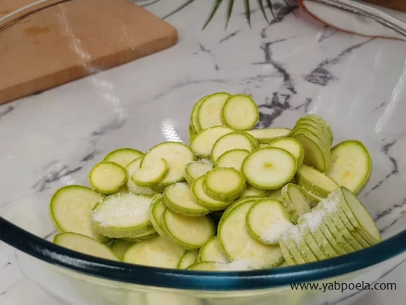 Рулетики из кабачков с огурцами и морковью на зиму