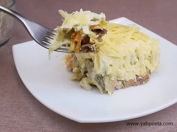 Слоёный салат с куриной печенью